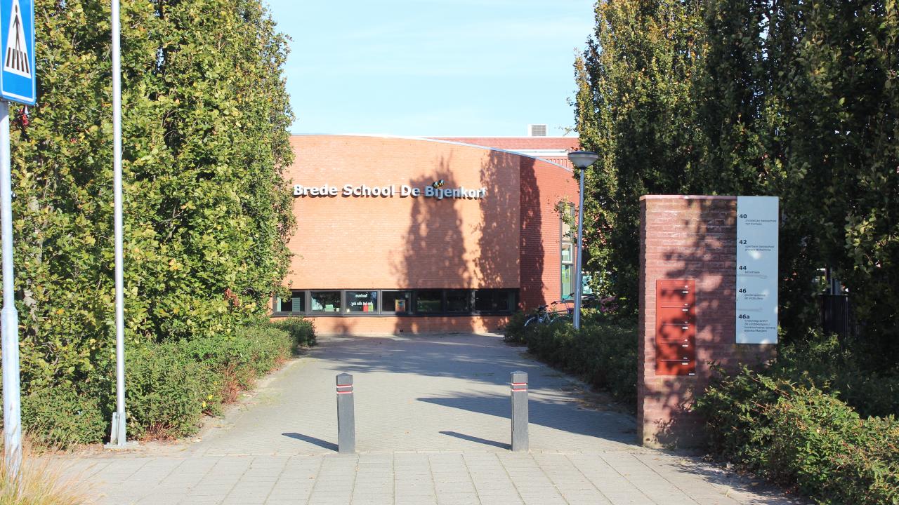 2018-10-09 Bibliotheek Lexmond in brede school de Bijenkorf - buitenkant - foto Av - upload LV.jpg (233327 bytes)